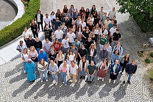 Ein Teil der 150 Auszubildenden steht im Klosterhof Ursberg